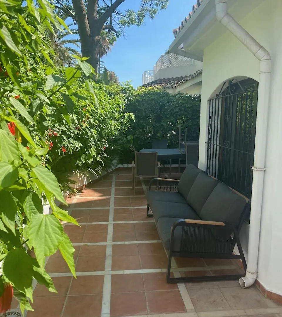 Beach Apartment. Newly Renovated. Marbella Hiszpania