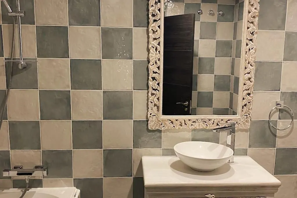 Beach Apartment. Newly Renovated. Marbella